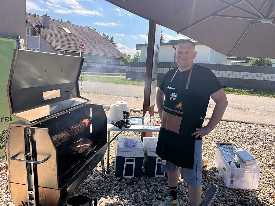 Der Chef von Lagerfeuer Feinkost am Grill