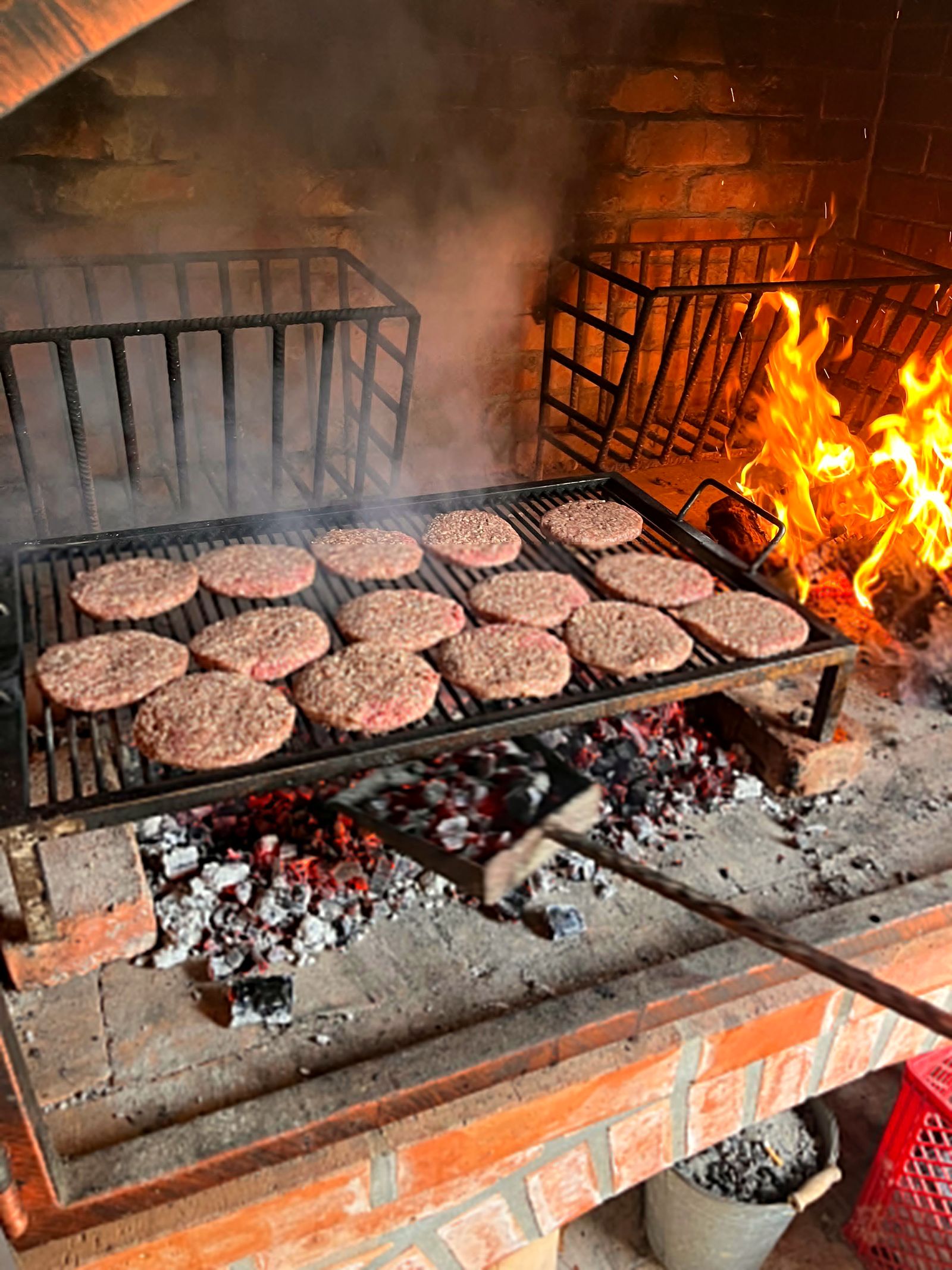 LF Burger Patties auf dem Holzkohlegrill mit Lagerfeuer
