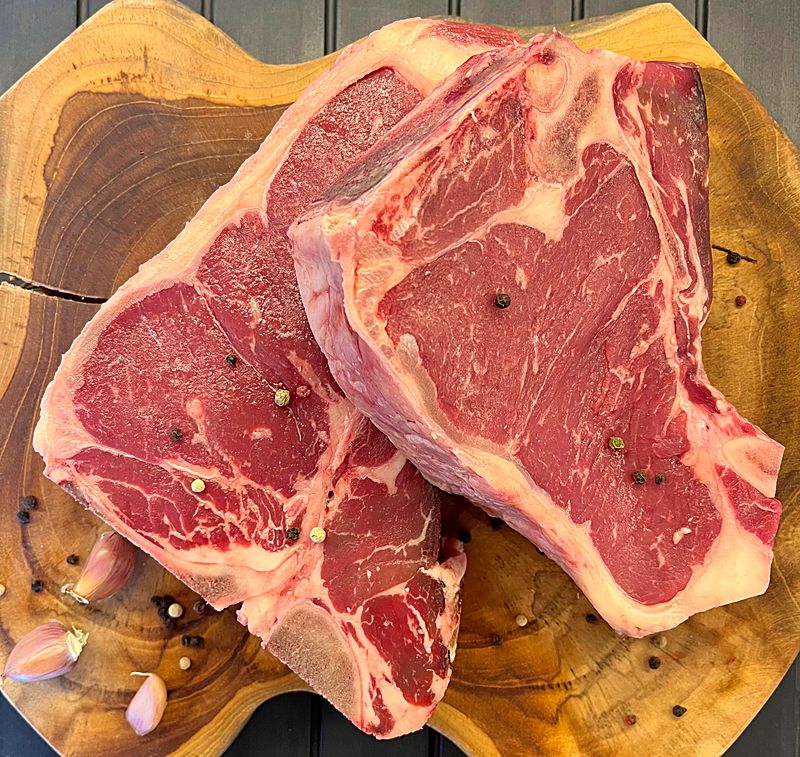 Steak — marmoriertes Premium-Rindfleisch auf Holzbrett