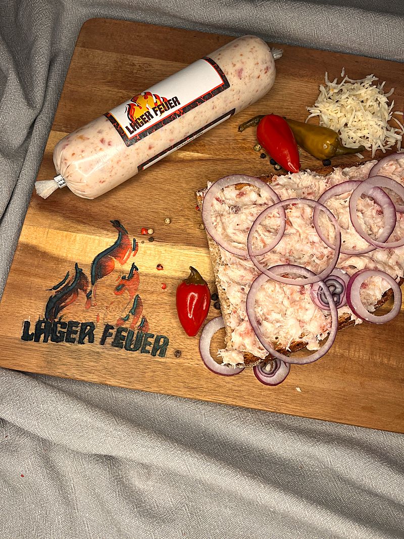 Verhackert — steirischer Speckaufstrich auf Brotscheibe