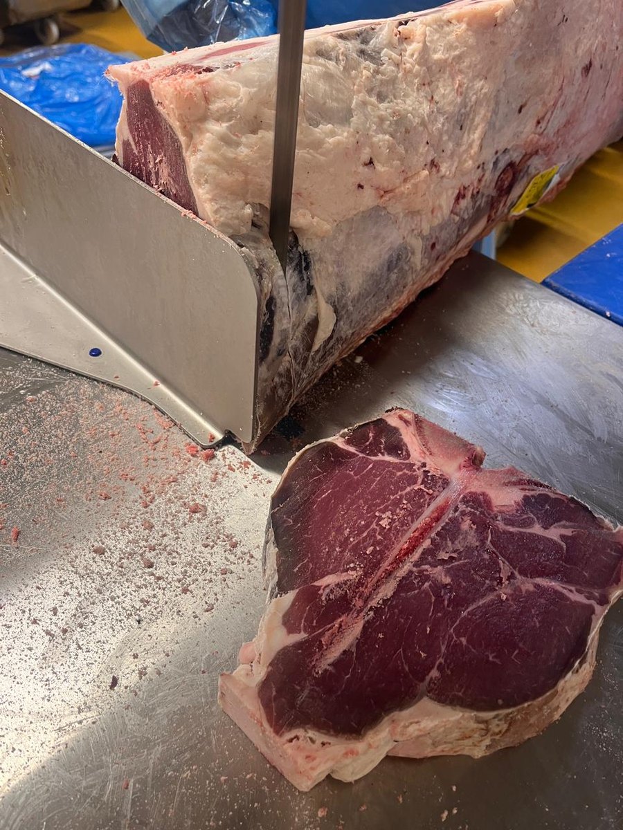 Bandsäge trennt das erste T-Bone vom Rippenstück ab