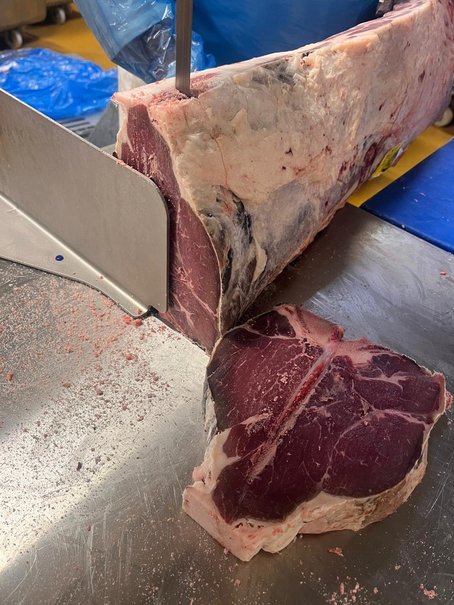 Der Schnitt von der Seite — das fertige T-Bone fällt zur Seite weg