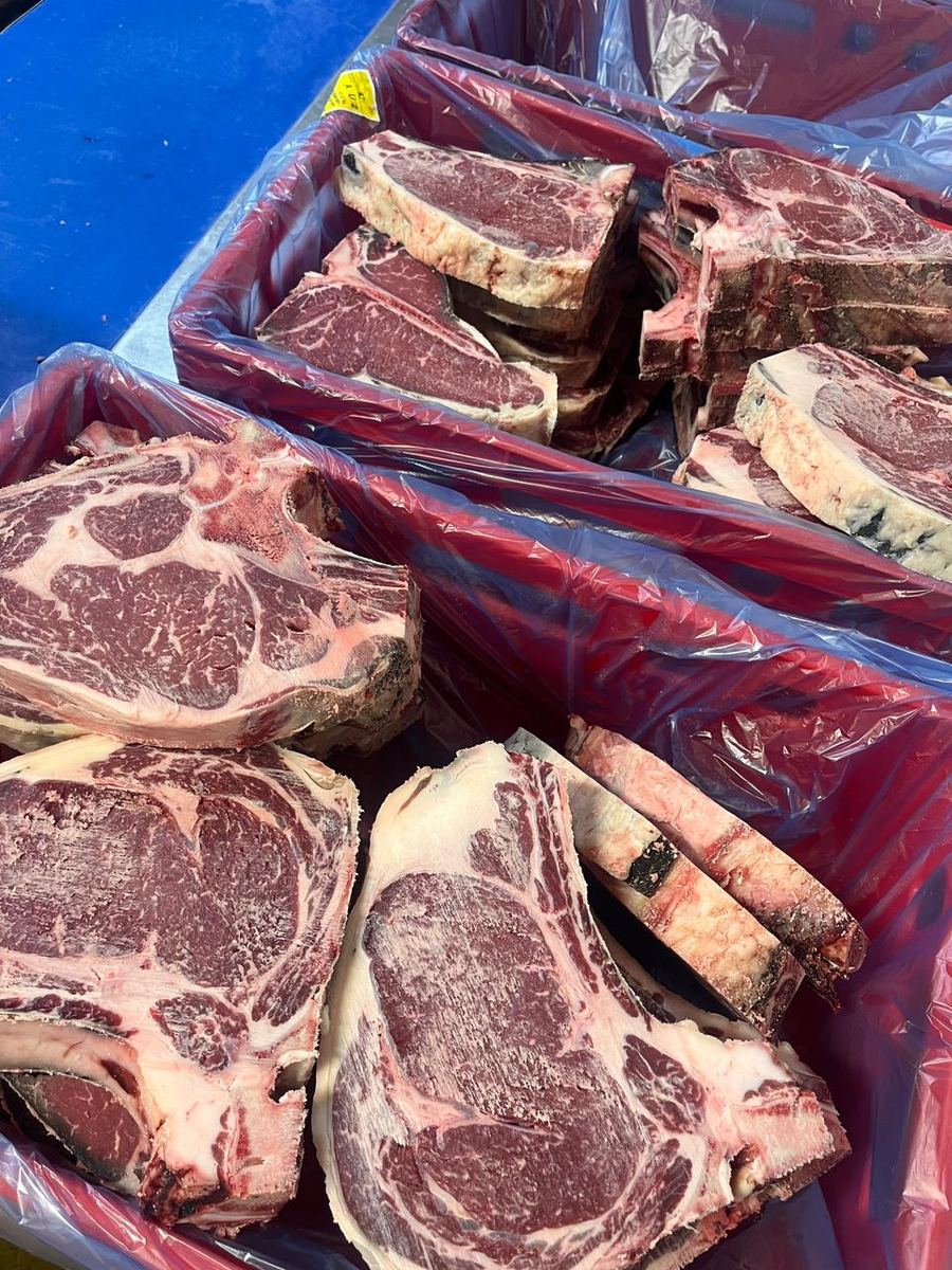 Zugeschnittene Steaks liegen nebeneinander in der roten Transportkiste