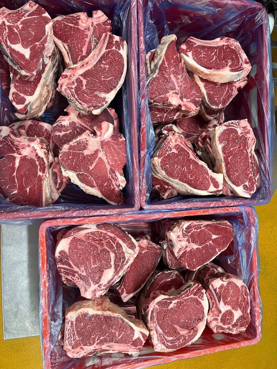 Drei Kisten mit sauber pariertem Fleisch, von oben fotografiert
